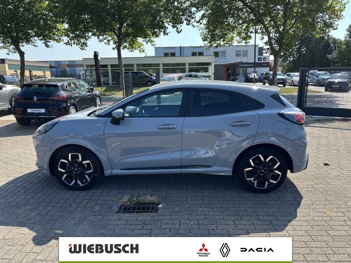 Ford Puma in Silber, Seitenansicht auf Haendlerhof