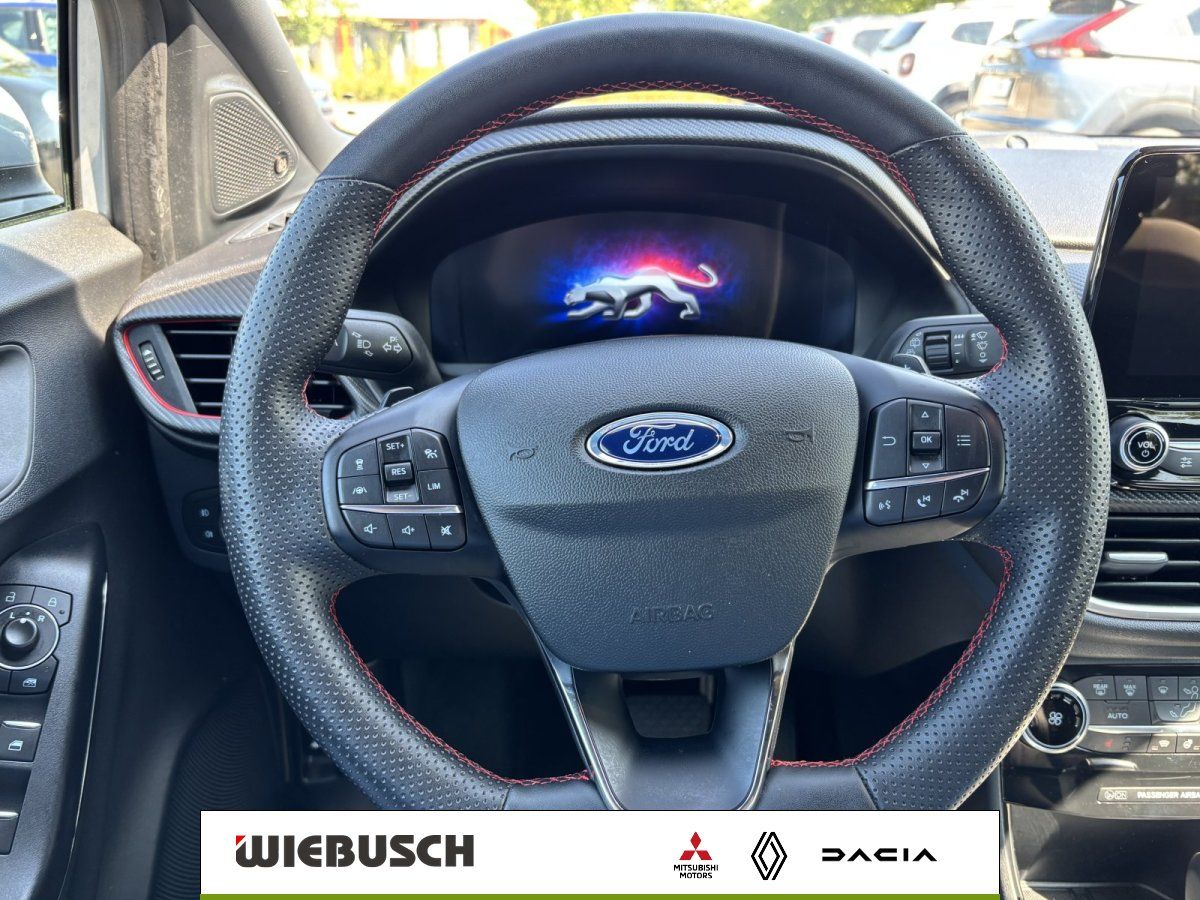 Ford Lenkrad mit Multifunktionstasten und Digitaltacho Nahaufnahme