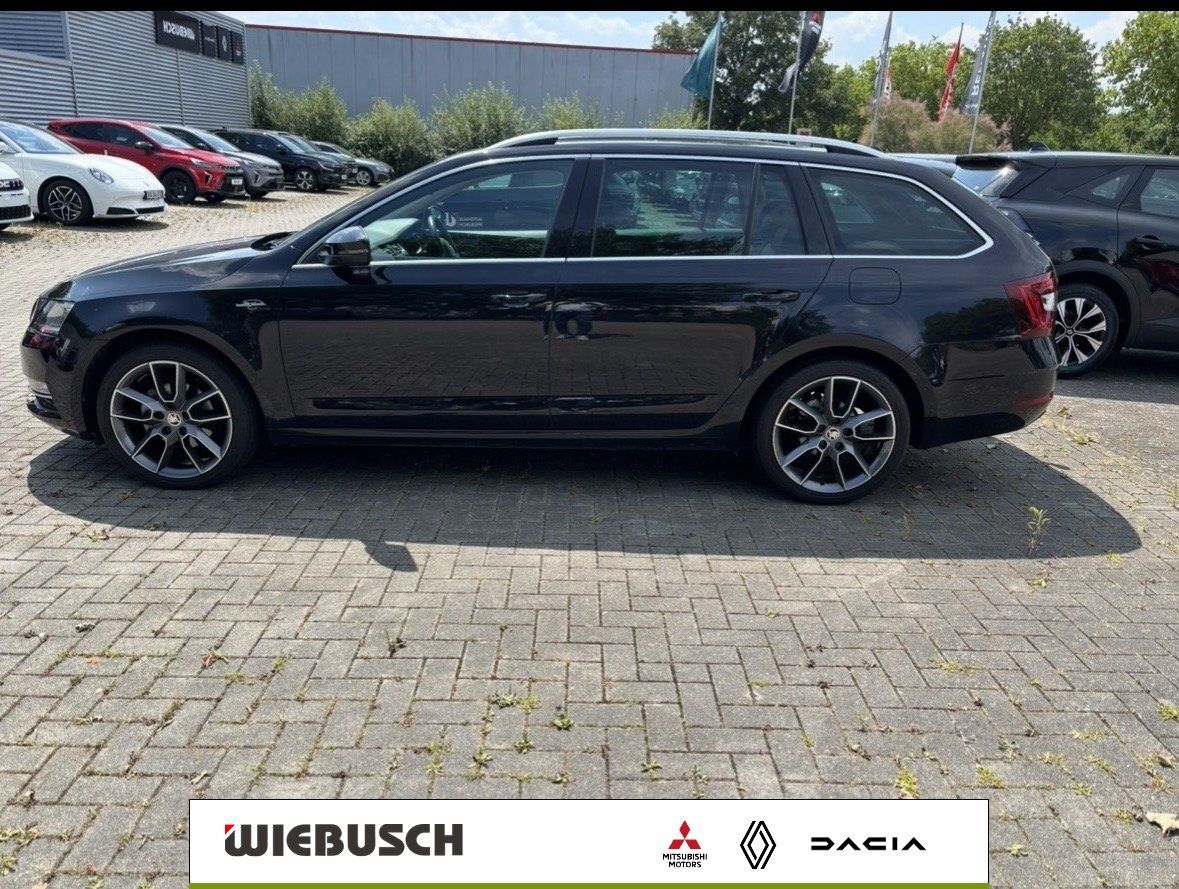 Skoda Octavia Combi schwarz Seitenansicht auf Händlerparkplatz