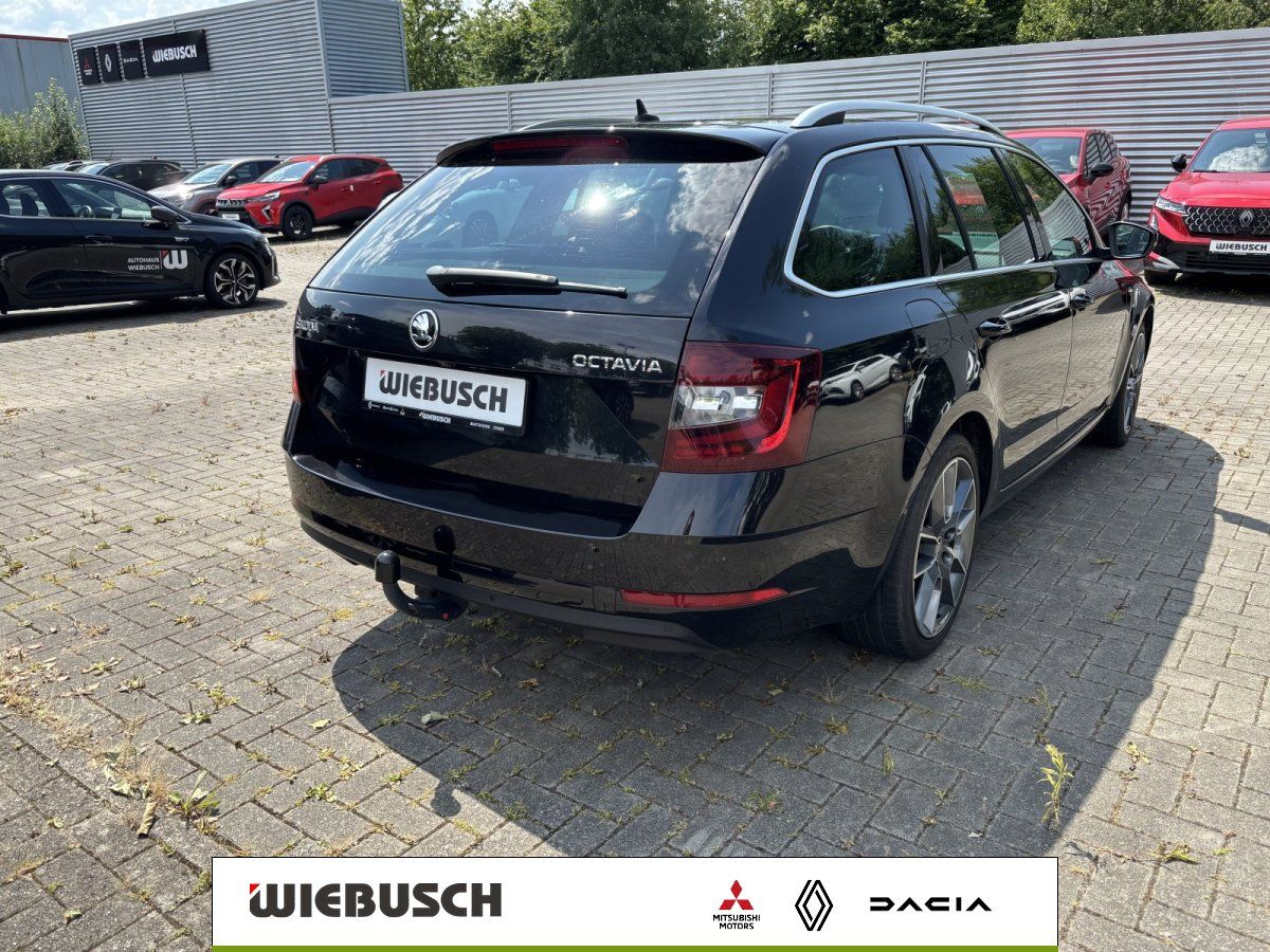 Skoda Octavia Combi in Schwarz, Heckansicht mit Anhängerkupplung