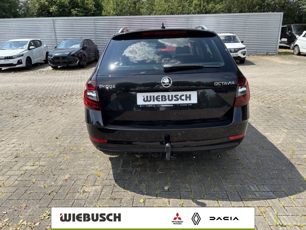 Skoda Octavia Kombi schwarz Heckansicht mit Anhängerkupplung