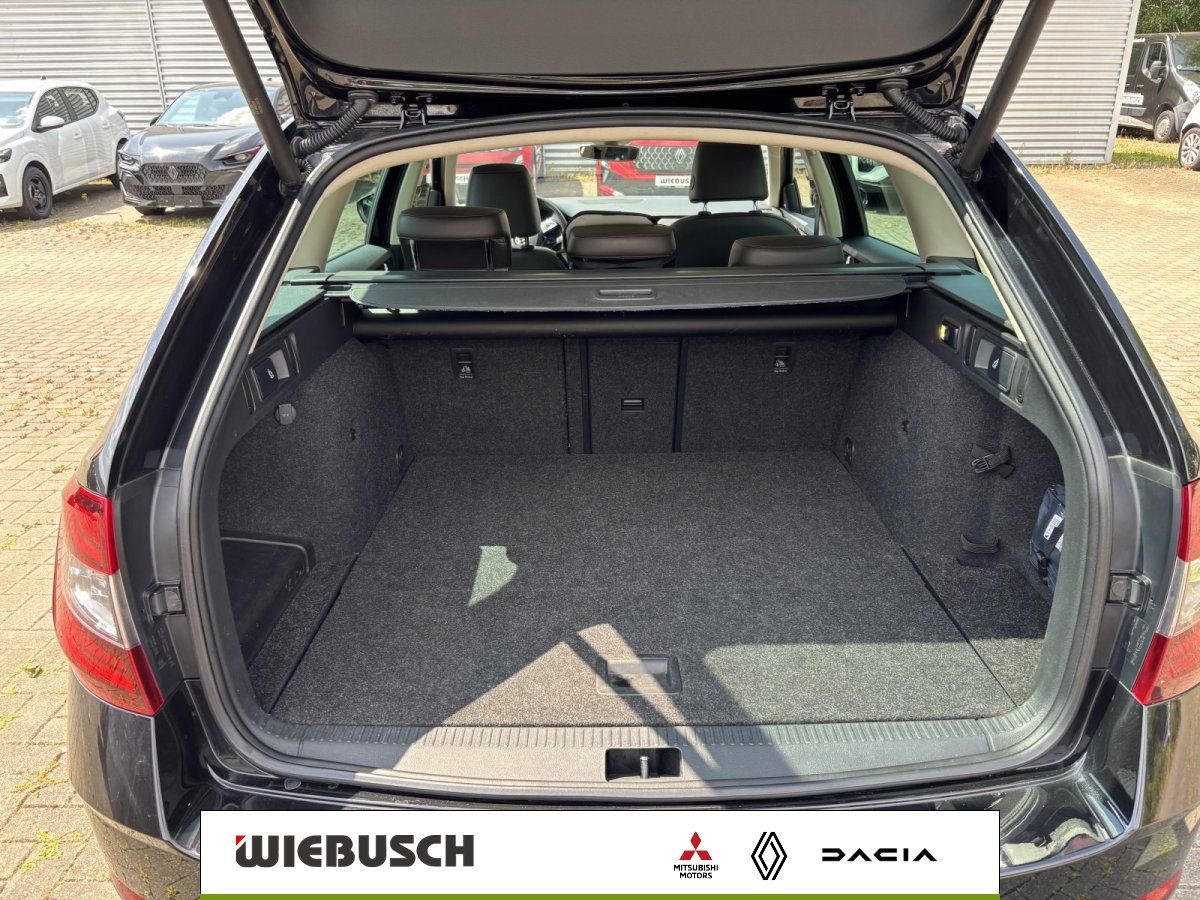 Skoda Octavia Combi Kofferraum geraeumig mit Rollo geoeffnet