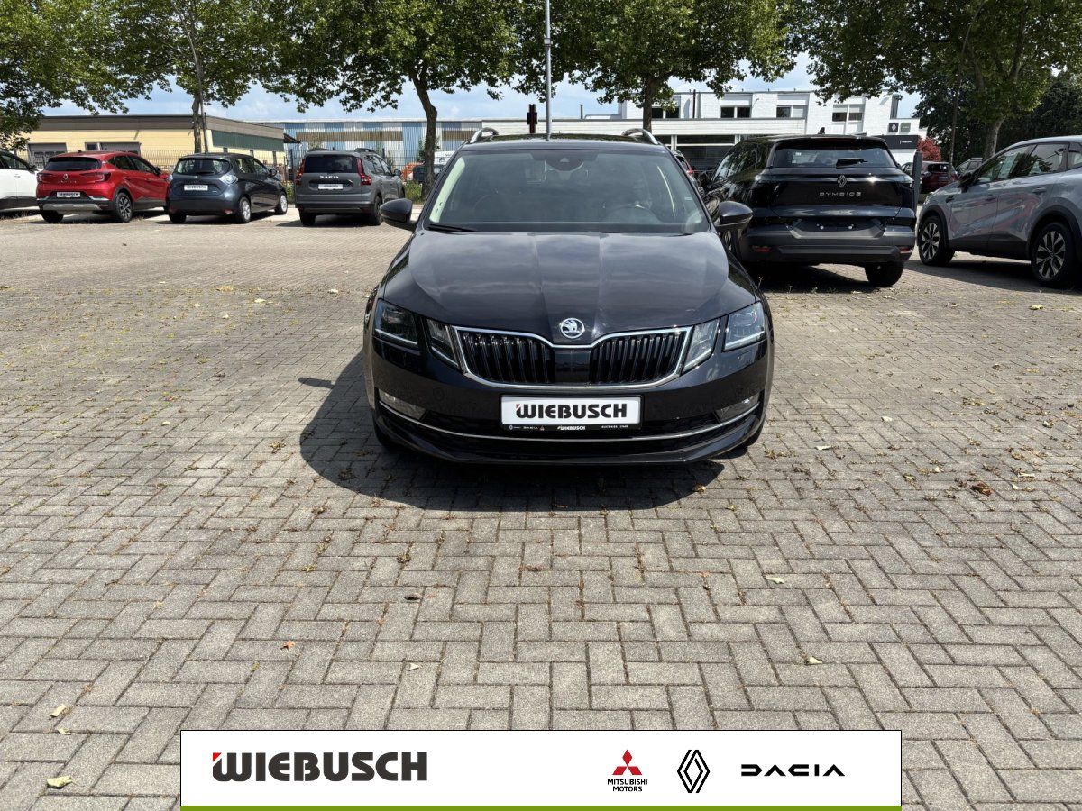 Skoda Octavia Kombi schwarz Frontansicht auf Händlerhof