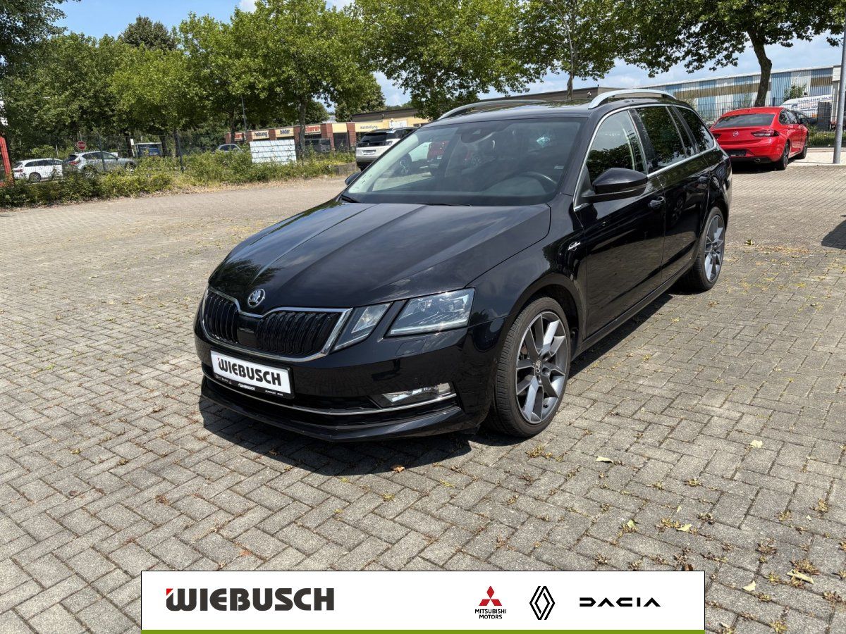 Skoda Octavia Combi schwarz RS-Line Frontansicht auf Hof