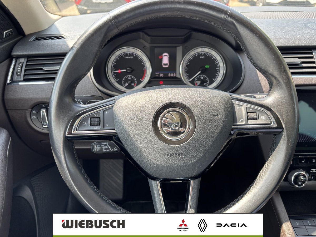 Skoda Octavia Lenkrad und Cockpit Tacho Innenraum Detail