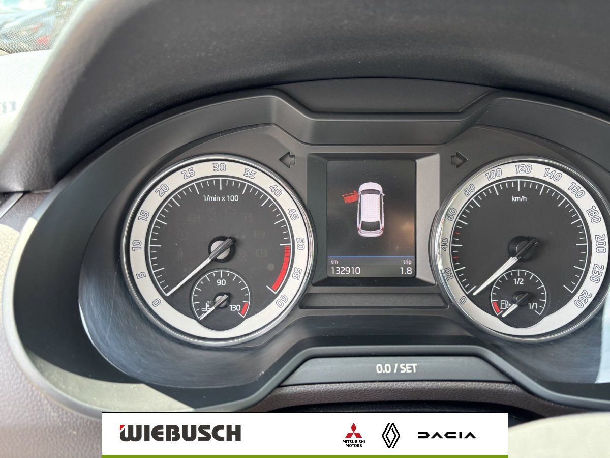 Tacho und Kombiinstrument mit Kilometerstand im Fahrzeug