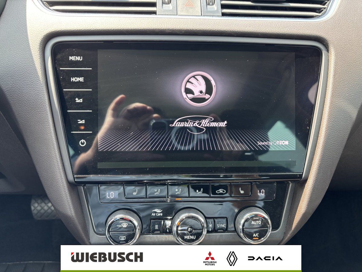 Skoda Octavia Infotainment-Bildschirm mit Klimabedienung im Detail