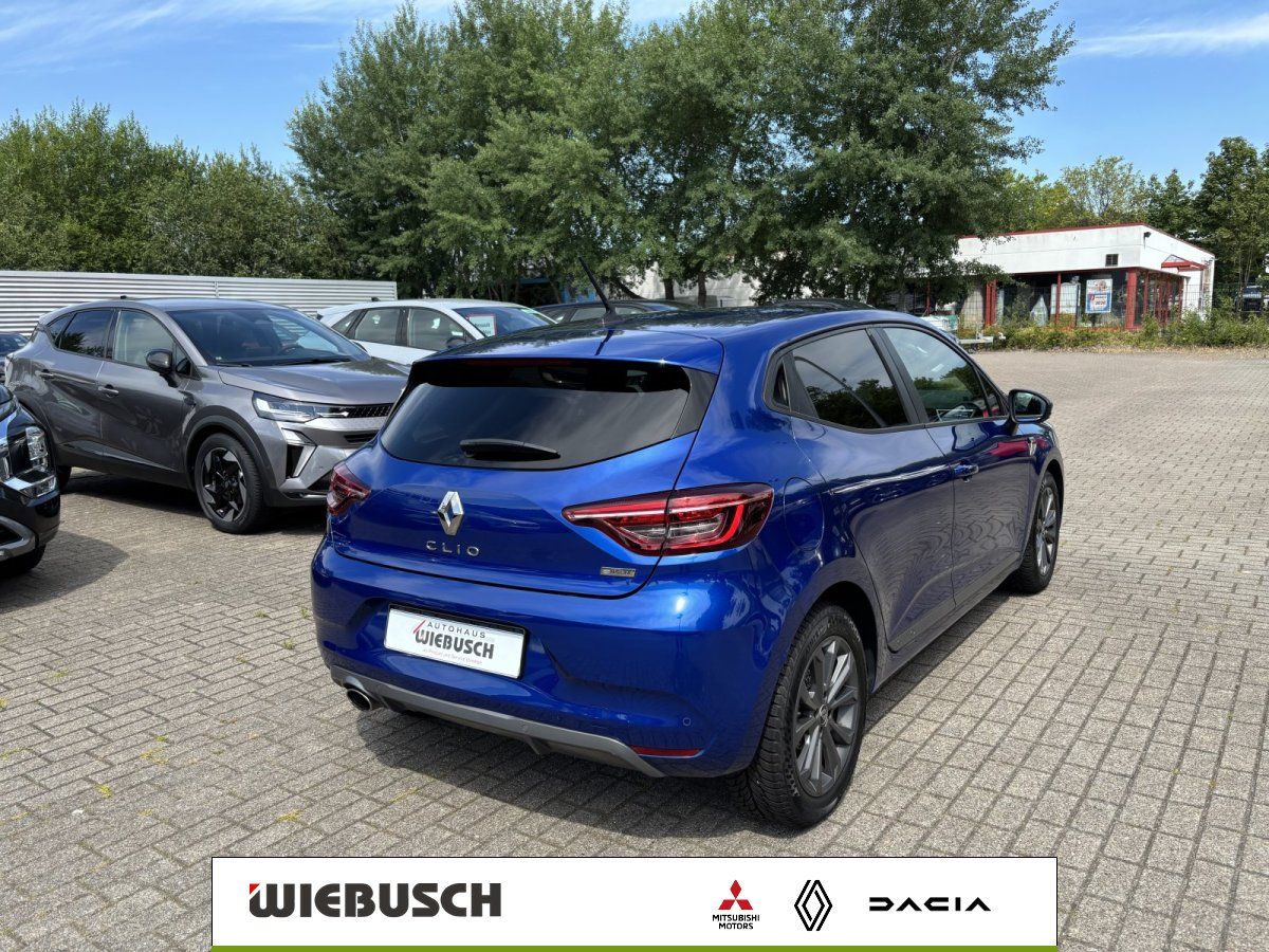 Renault Clio blau Heckansicht auf Händlerhof geparkt
