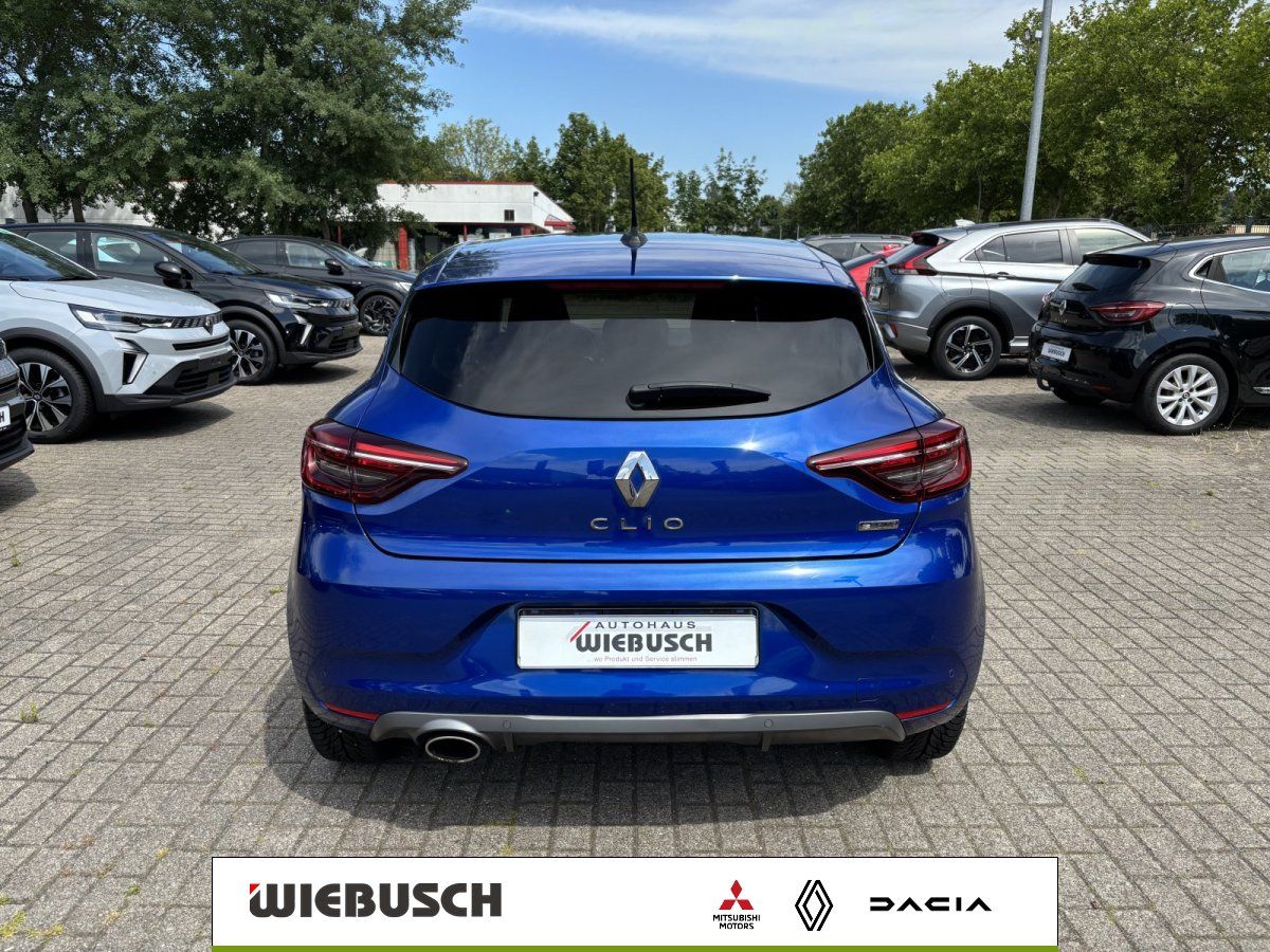 Renault Clio blau Heckansicht auf Händlerhof