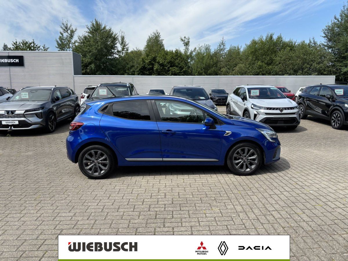 Renault Clio blau Seitenansicht auf Autohaus-Gelände