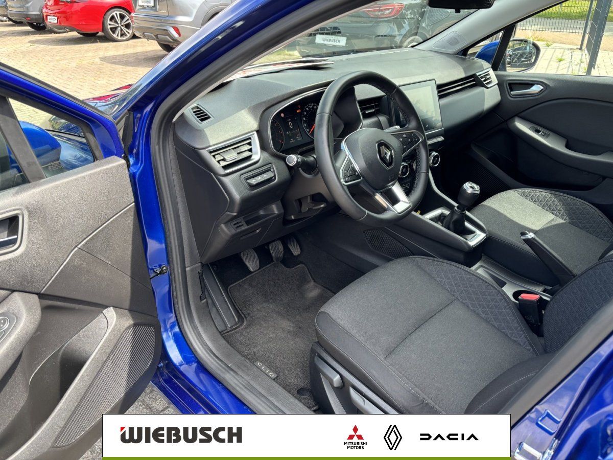 Renault Clio Innenraum mit Cockpit und Vordersitzen