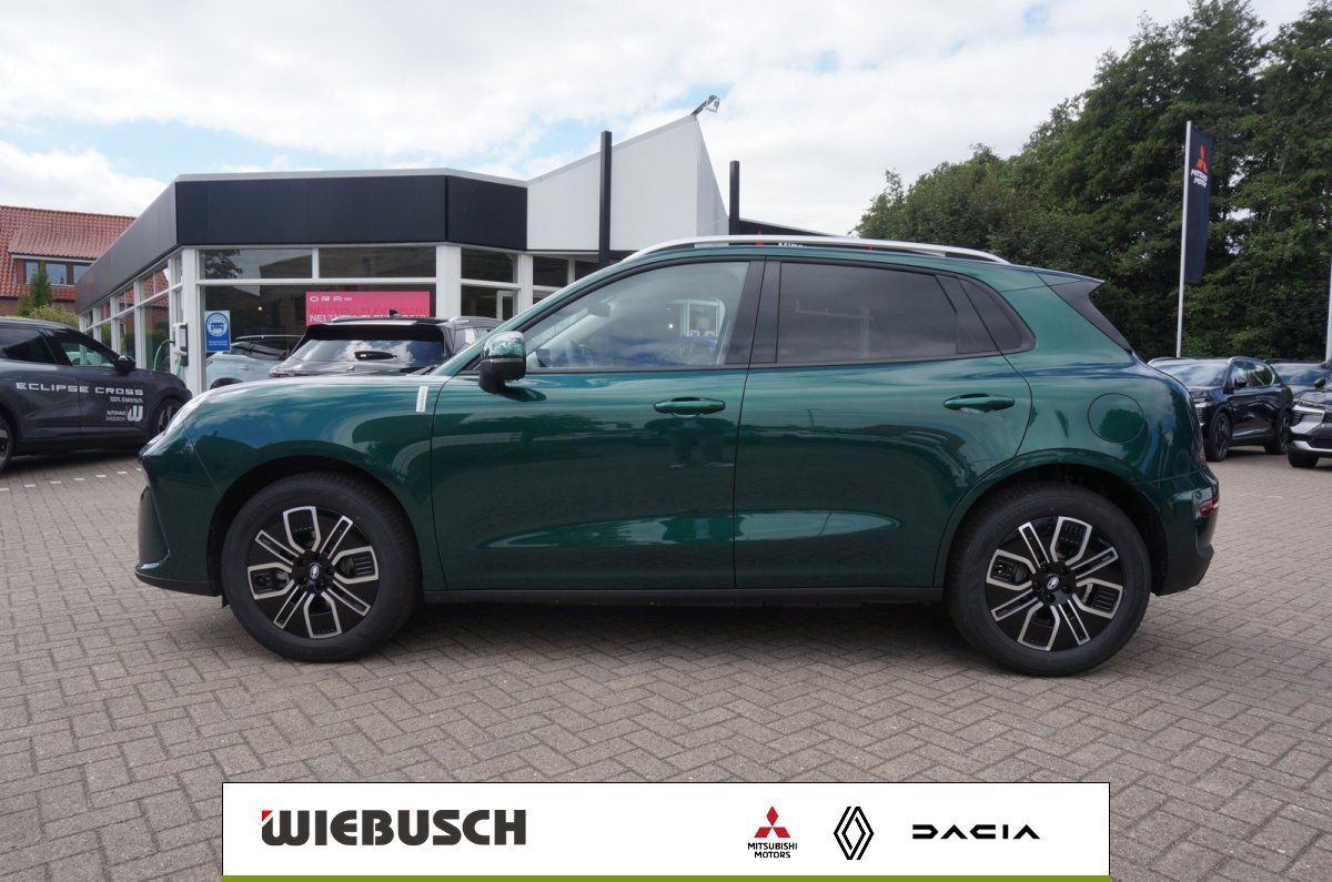Grünes SUV Seitenansicht auf Autohaus-Gelände geparkt