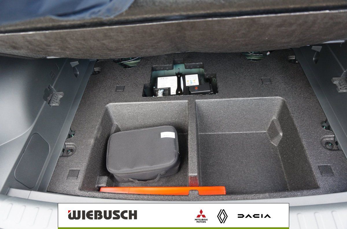 Kofferraum Staufach mit Werkzeugtasche und Bordwerkzeug im SUV