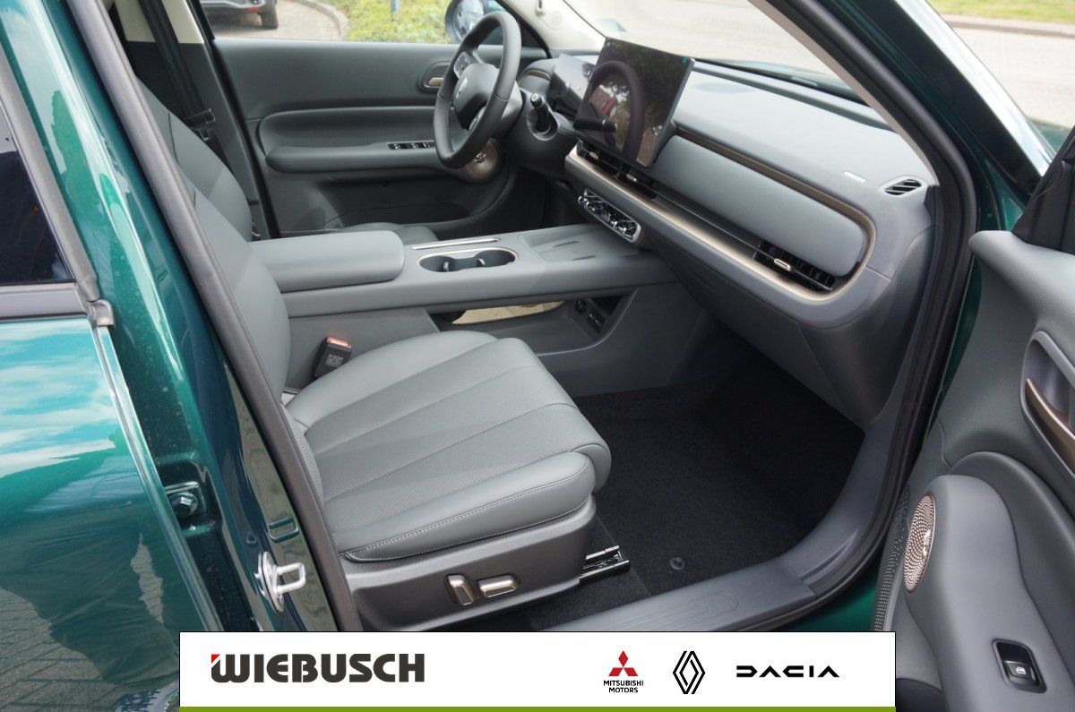 Cockpit und Beifahrersitz im grünen SUV, moderner Innenraum