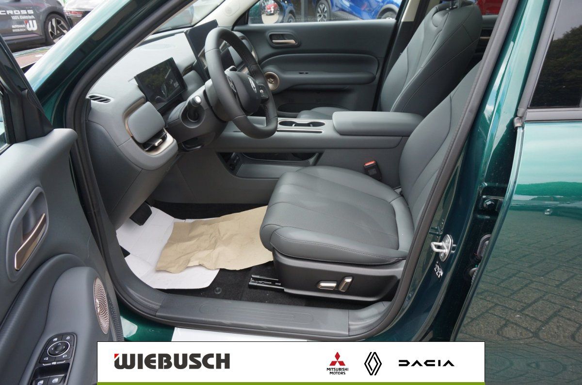 Innenraum grünes SUV mit grauer Lederausstattung und Cockpit