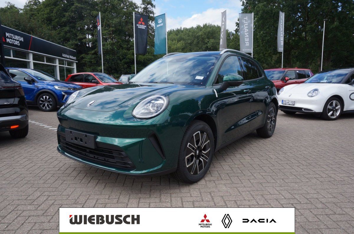 Grünes SUV Frontansicht auf Autohaus-Parkplatz mit Fahnen