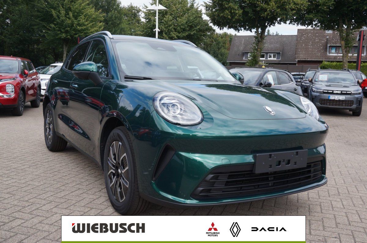 Grüner SUV Frontansicht mit LED-Scheinwerfern auf Parkplatz