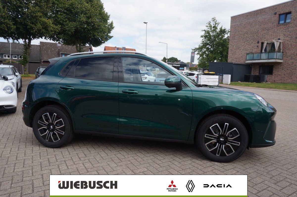 Grüner SUV in Seitenansicht auf Hof des Autohauses Wiebusch