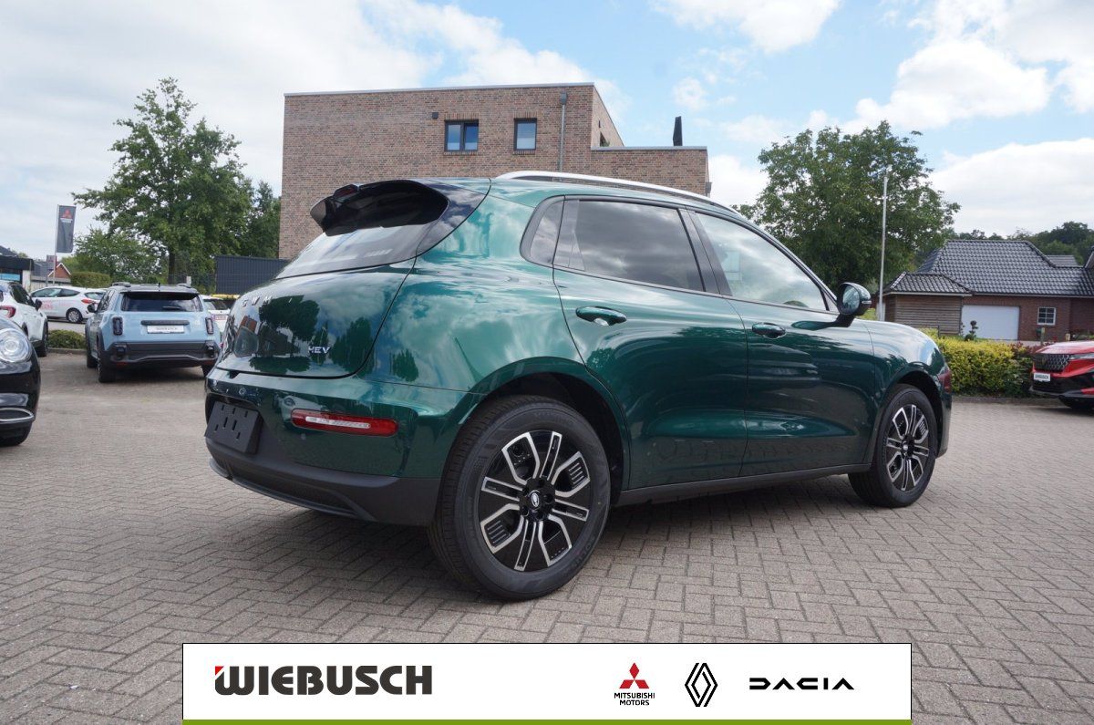Grüner SUV Heckansicht schräg von hinten mit Alufelgen