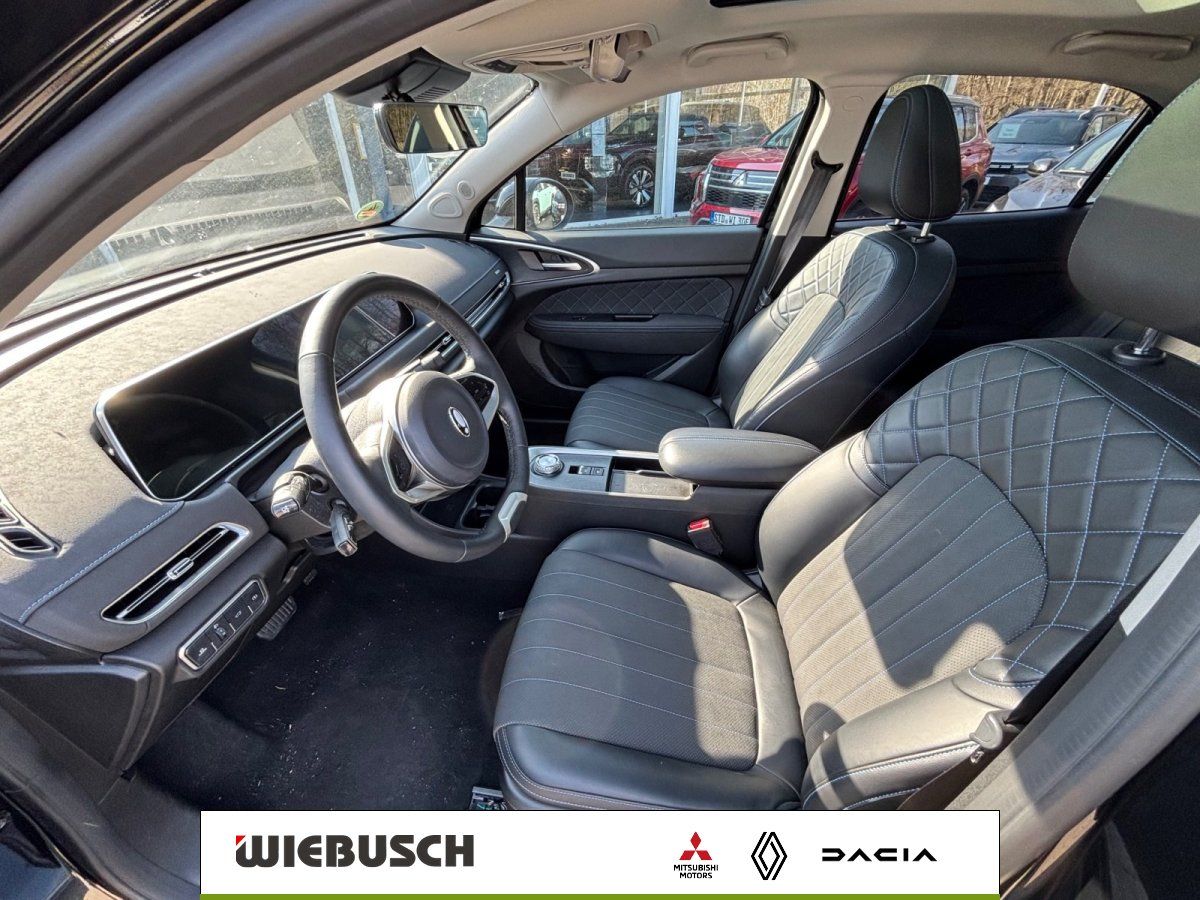 Innenraum mit Ledersitzen und Cockpit, Fahrer- und Beifahrersitz