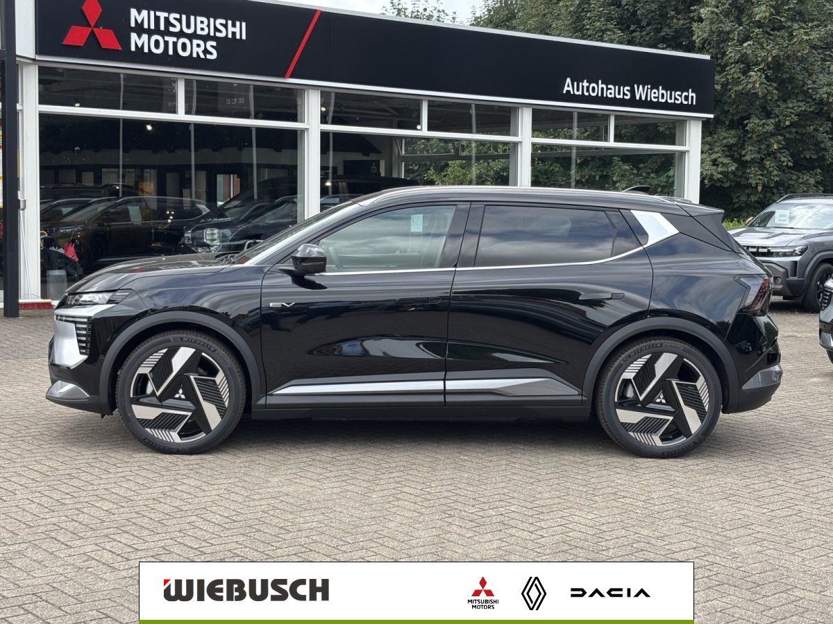 Schwarzer Mitsubishi Elektro-SUV Seitenansicht vor Autohaus