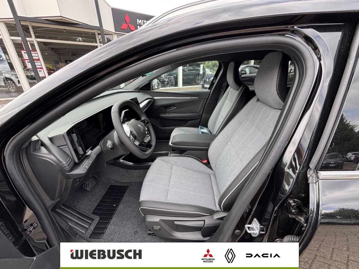 Mitsubishi Innenraum Vordersitze und Cockpit in Schwarz-Grau