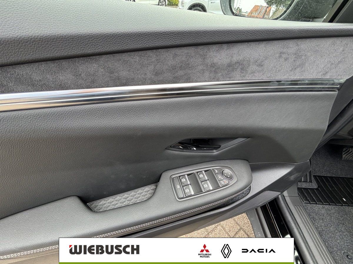 Türverkleidung mit Bedienelementen im Fahrzeuginterieur