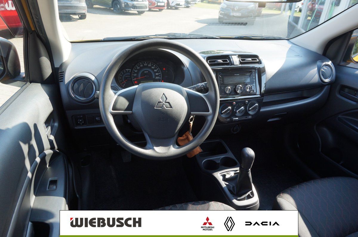 Cockpit und Innenraum des Mitsubishi mit Lenkrad und Armaturenbrett