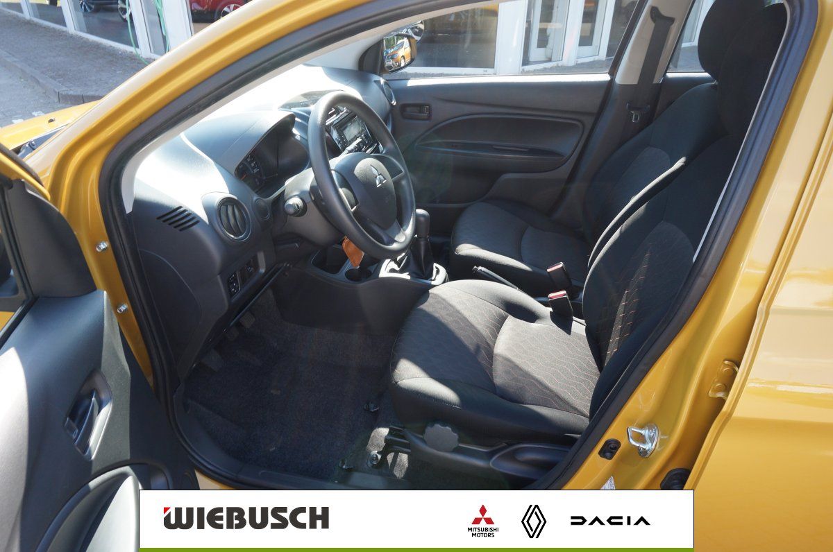 Mitsubishi Space Star Innenraum Vordersitze und Cockpit gelb