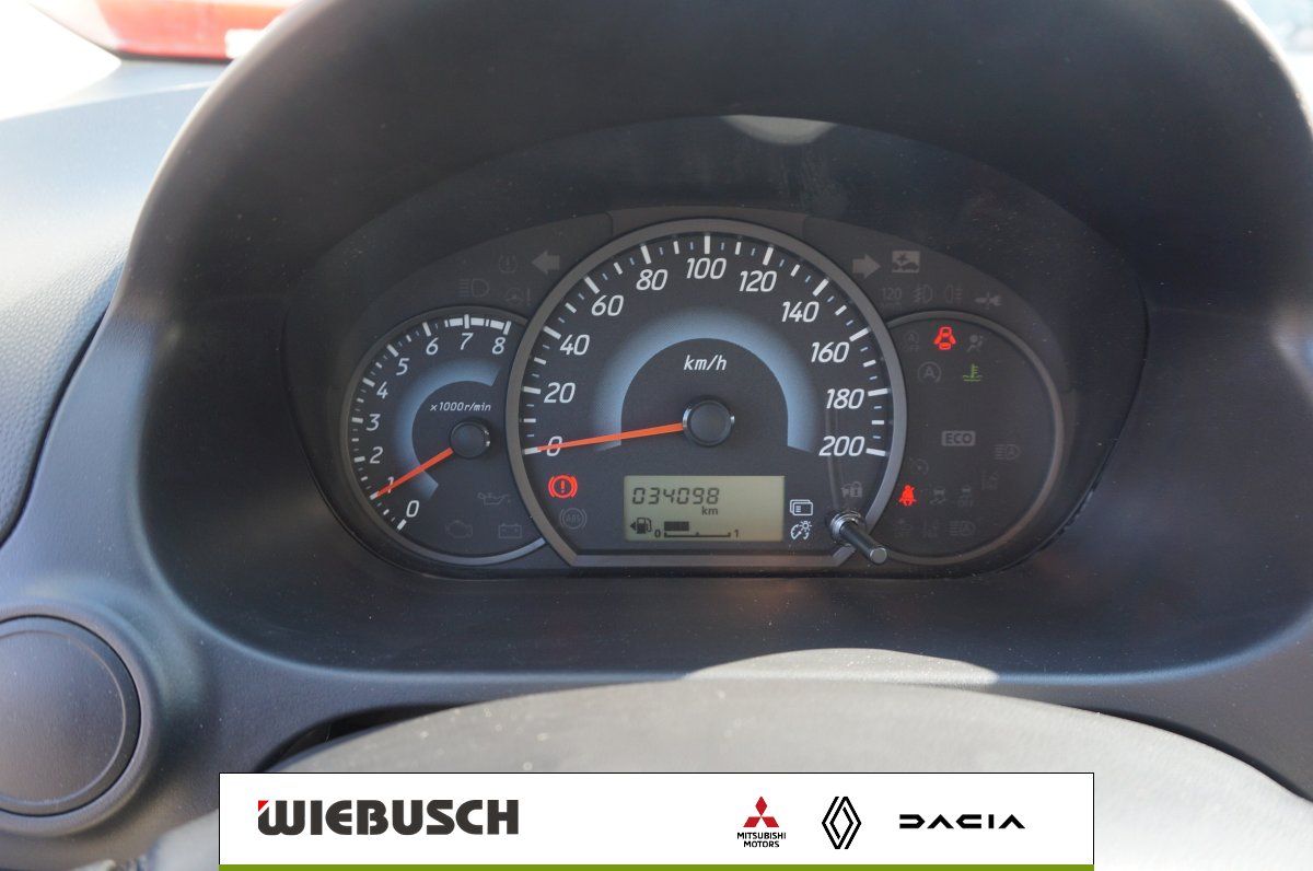 Tacho und Kombiinstrument mit 34.098 km Laufleistung im Innenraum