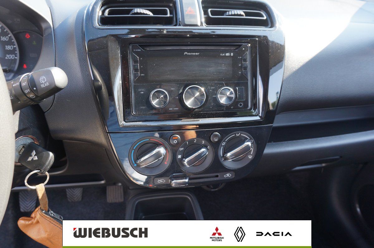 Innenraum Mitsubishi Space Star, Mittelkonsole mit Pioneer Radio und Klimabedienung
