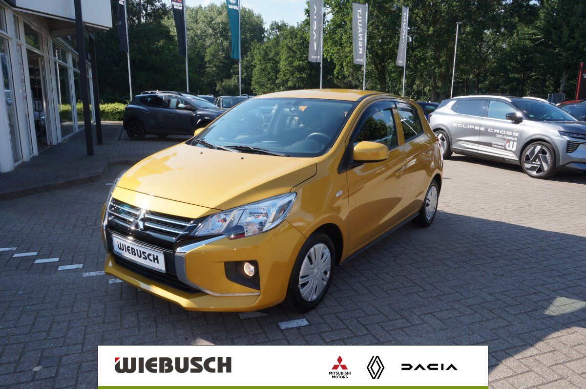 Mitsubishi Space Star gelb, Frontansicht schraeg beim Haendler Wiebusch