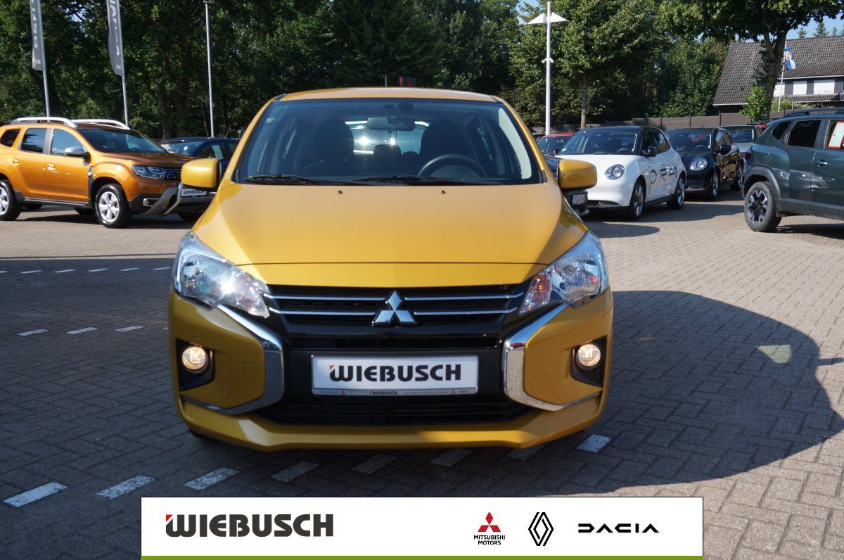 Mitsubishi Kleinwagen in gelb, Frontansicht auf Händlerparkplatz