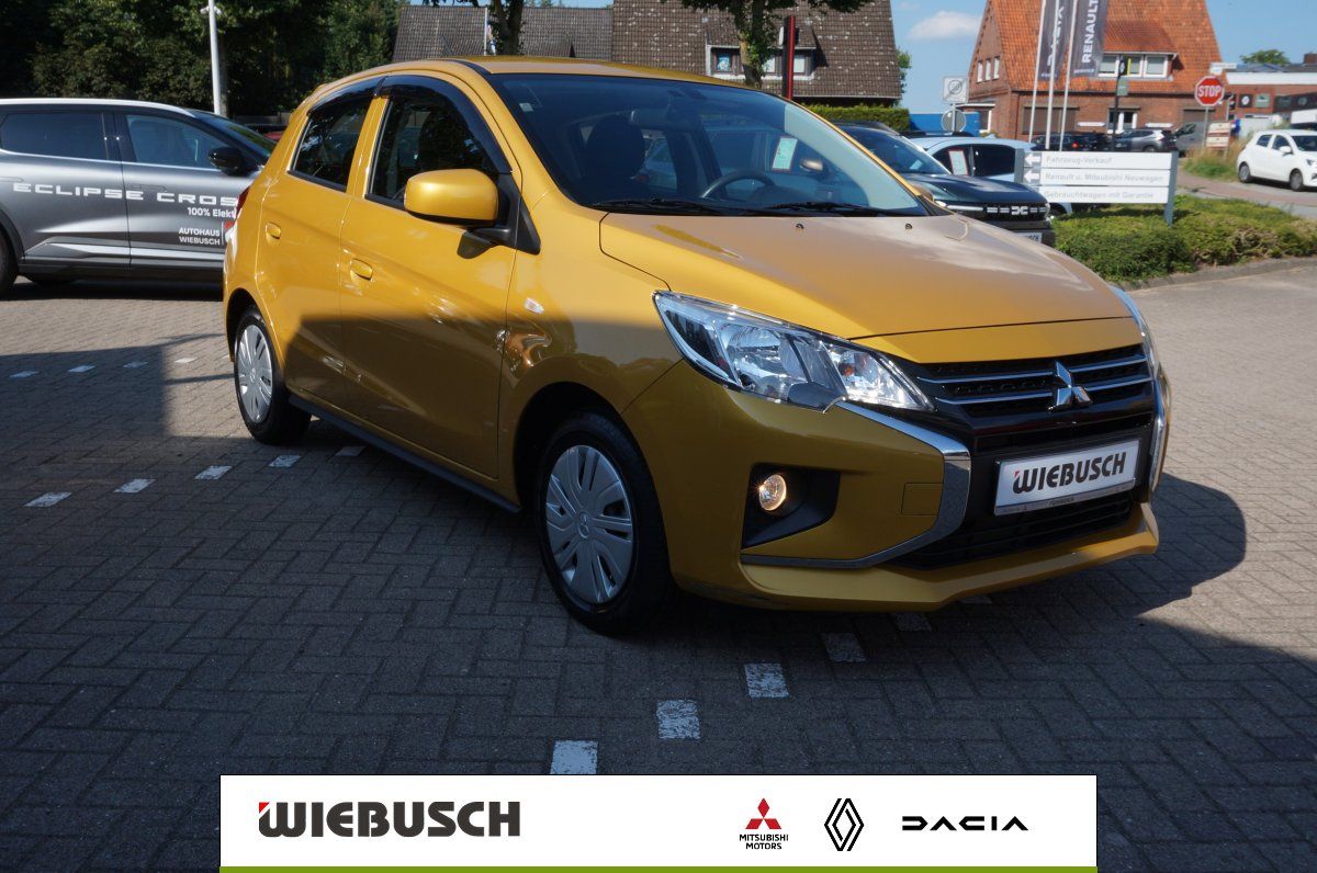 Mitsubishi Space Star gelb, Frontansicht auf Autohaus-Gelaende Wiebusch