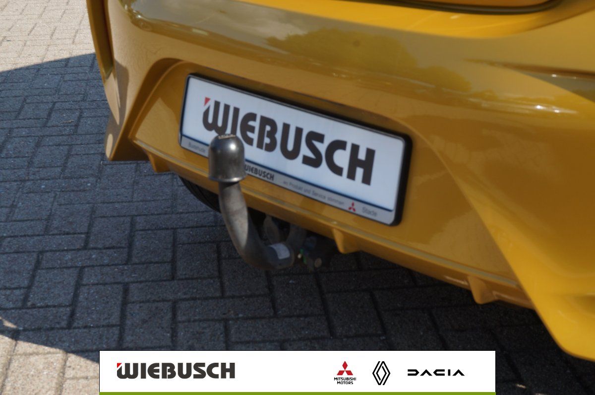 Anhaengerkupplung am gelben Fahrzeug mit Kennzeichenhalter Wiebusch