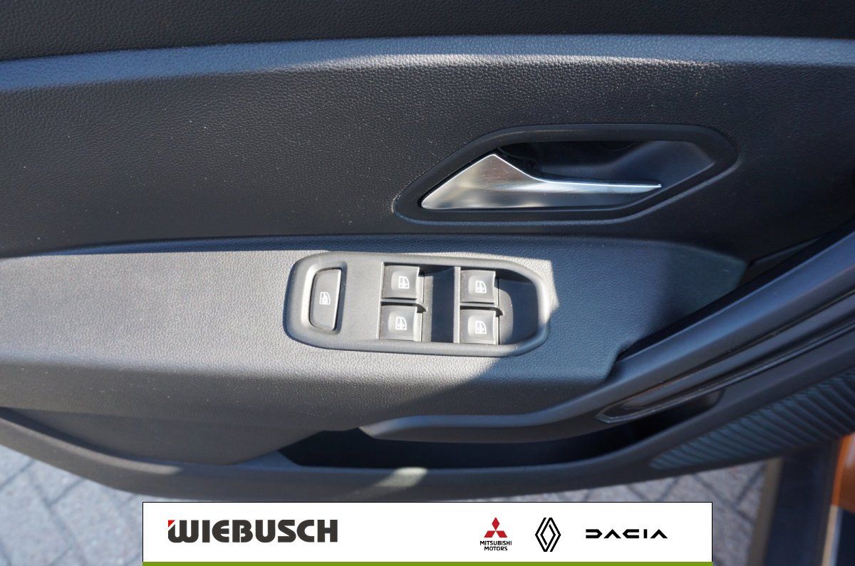 Dacia Duster Türverkleidung mit Fensterhebern und Türgriff Detailansicht