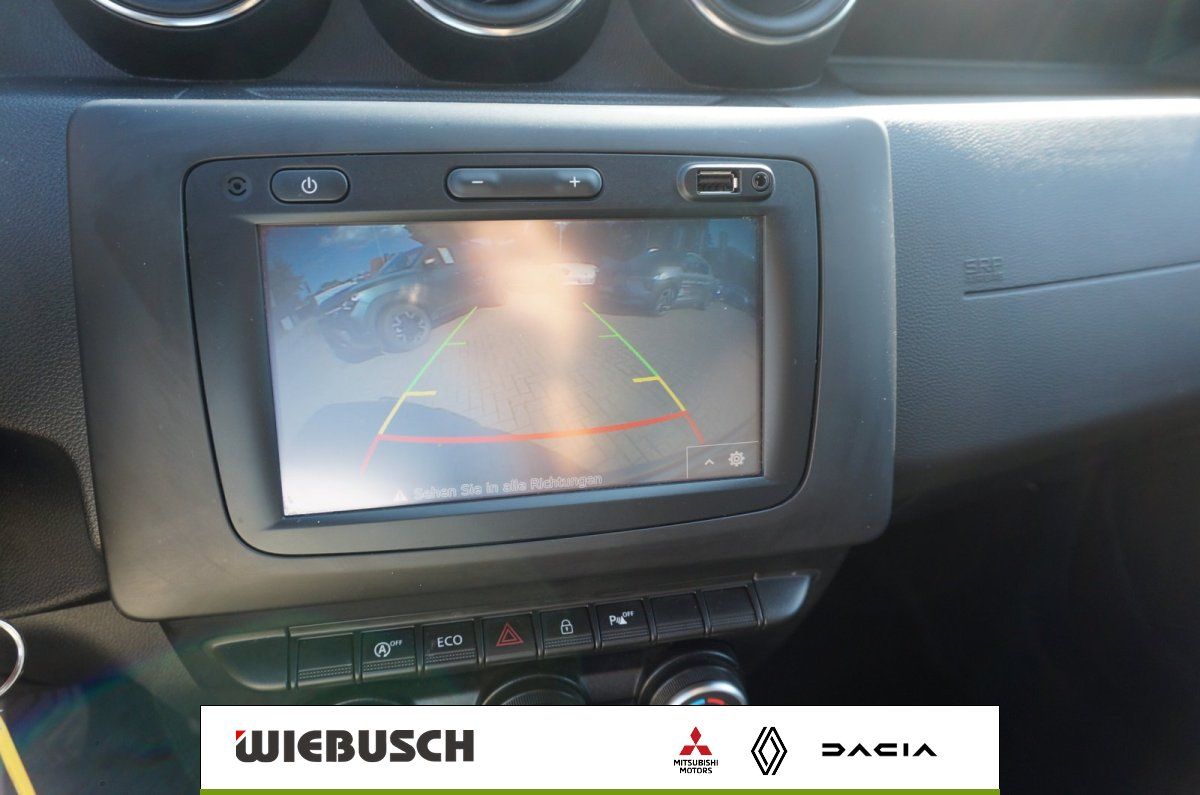 Rückfahrkamera-Display im Bordmonitor des Fahrzeugs