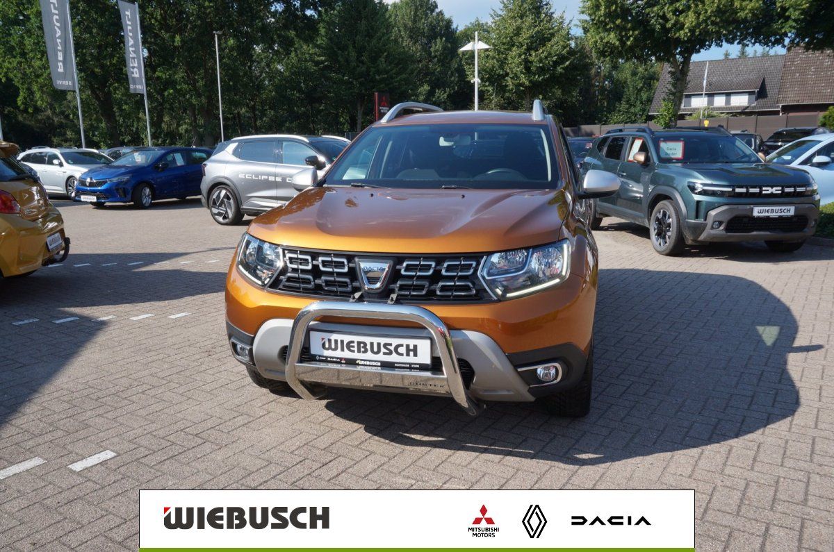Dacia Duster orange Frontansicht auf Autohaus-Gelaende