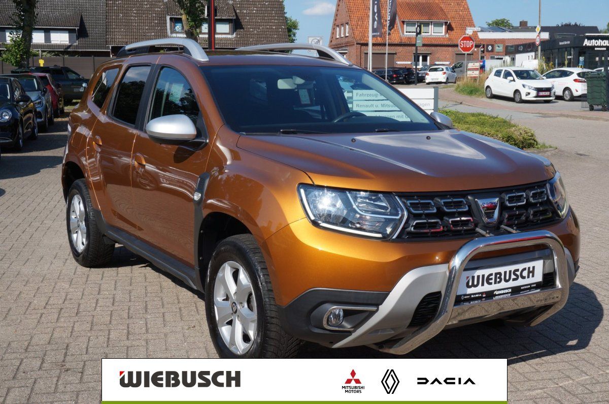 Dacia Duster orange metallic Frontansicht mit Frontbügel auf Händlerhof