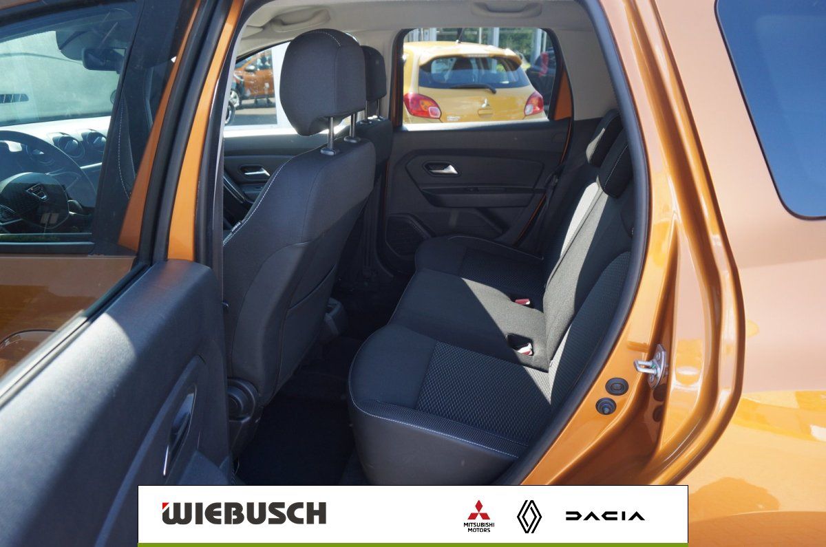 Dacia Duster Innenraum Rücksitzbank in Schwarz, orange Lackierung