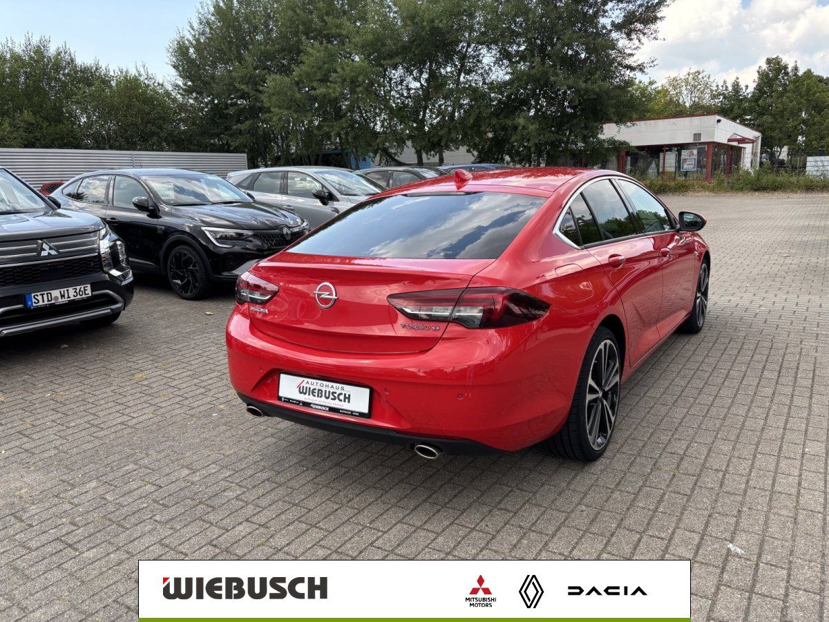 Opel Insignia Grand Sport Turbo in Rot, Heckansicht auf Händlerhof