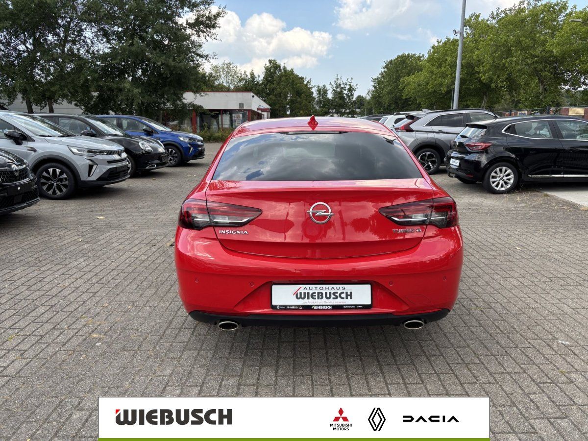 Opel Insignia Turbo in Rot, Heckansicht mit Kennzeichenhalter Wiebusch