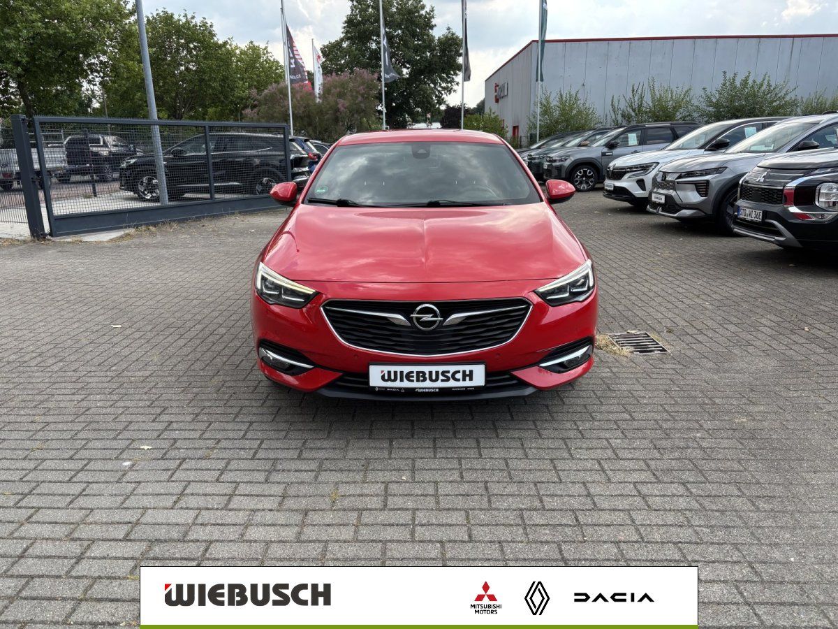 Opel Insignia rot Frontansicht auf Händlerhof
