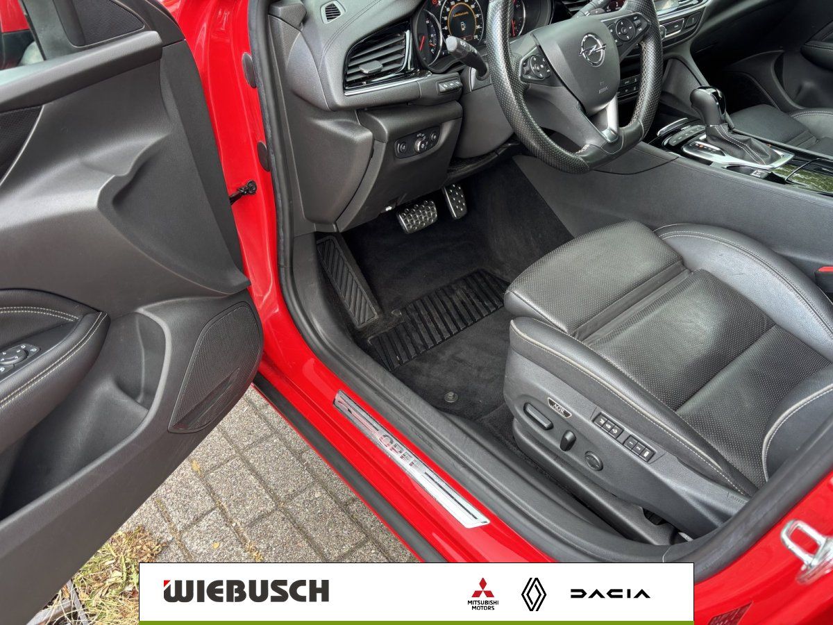 Opel Fahrersitz und Innenraum mit schwarzem Ledersitz und Cockpit