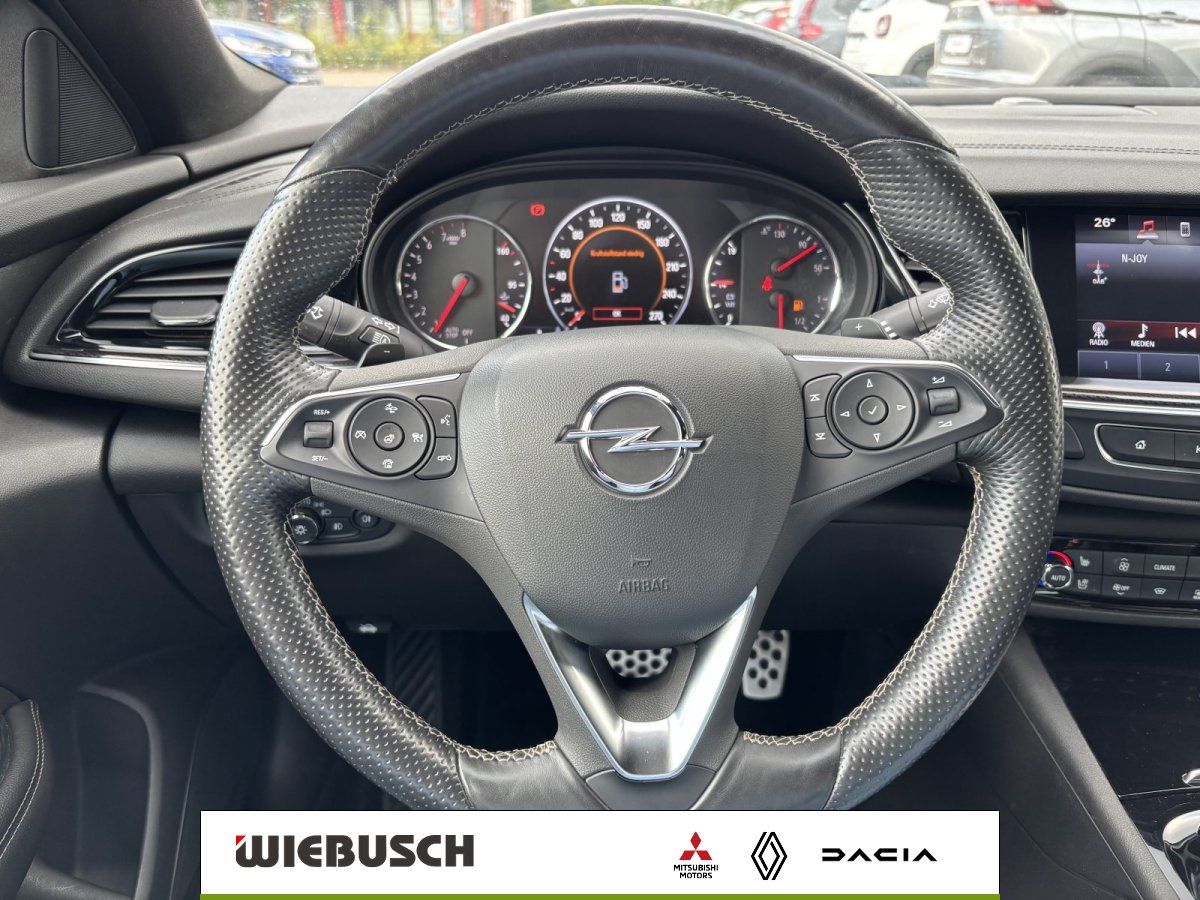 Opel Lenkrad mit Multifunktionstasten und Cockpit im Innenraum