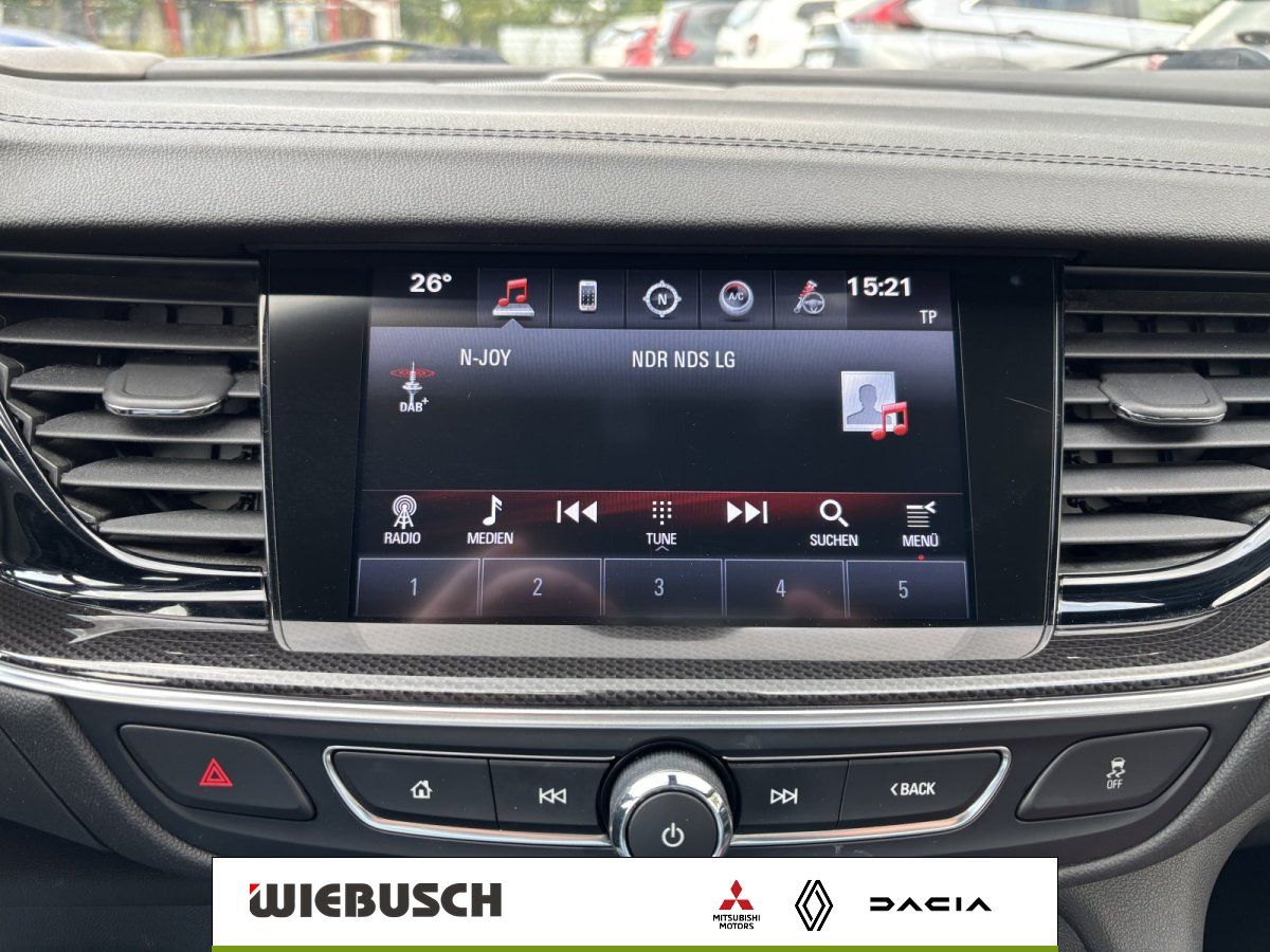 Infotainment-Display und Bedienelemente im Cockpit des Fahrzeugs