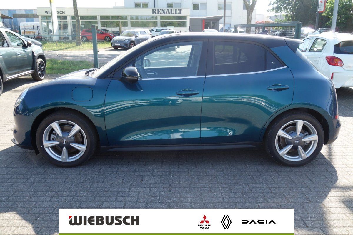 Grünes Elektrofahrzeug Seitenansicht auf Autohaus Wiebusch Gelände