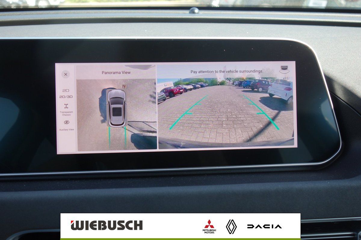 Multimedia-Display mit 360-Grad-Kamera und Panorama View im Fahrzeug