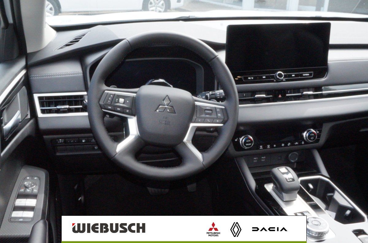 Mitsubishi Innenraum mit Lenkrad und Multimedia-Display in Schwarz