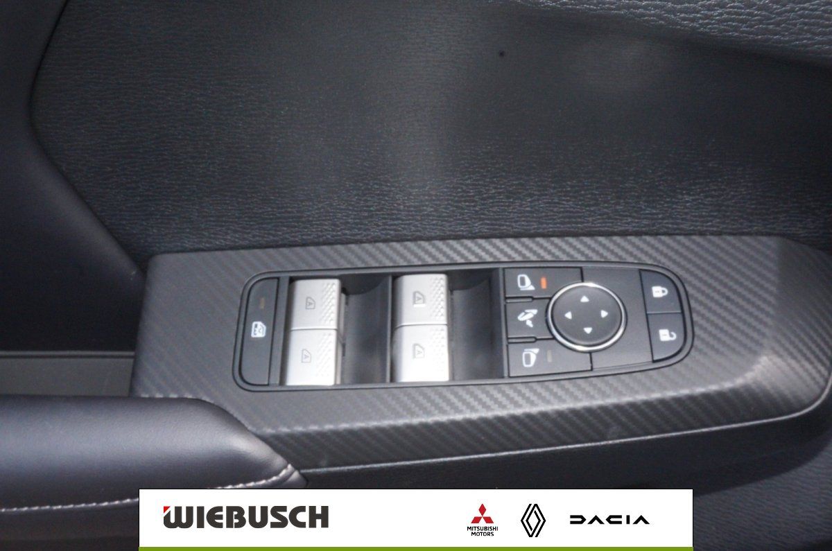 Fensterheber-Bedienelemente in Carbon-Optik an der Fahrertuer